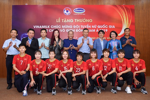 Vinamilk trao thưởng cho đội bóng đá nữ quốc gia vô địch Đông Nam Á năm 2019