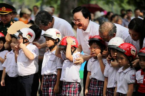 Đội mũ bảo hiểm cho trẻ em để giảm thương tích do tai nạn giao thông