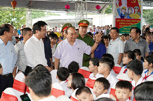 Thủ tướng tặng quà Trung thu cho trẻ em nghèo