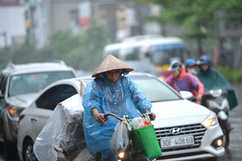 Thời tiết ngày 12/9: Bắc Bộ mưa dông, Trung Bộ nắng nóng