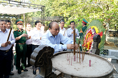 Thủ tướng viếng các anh hùng, liệt sĩ tại Quảng Trị