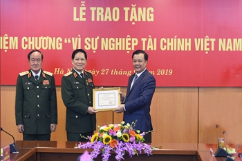 Trao tặng Lãnh đạo Bộ Quốc phòng kỷ niệm chương "Vì sự nghiệp tài chính Việt Nam"