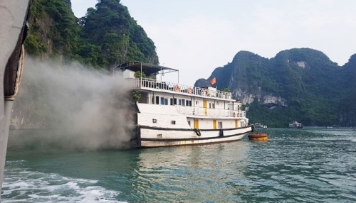 Quảng Ninh: Cháy tàu du lịch trên vịnh Hạ Long