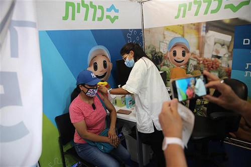 Nhân viên y tế Israel tiêm vaccine ngừa COVID-19 cho người dân tại Jerusalen