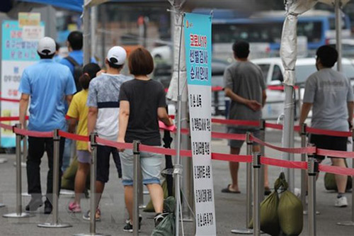 Người dân xếp hàng chờ xét nghiệm COVID-19 tại Seoul, Hàn Quốc