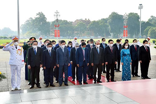 Các đồng chí lãnh đạo Đảng, Nhà nước và các đại biểu tưởng nhớ Chủ tịch Hồ Chí Minh.