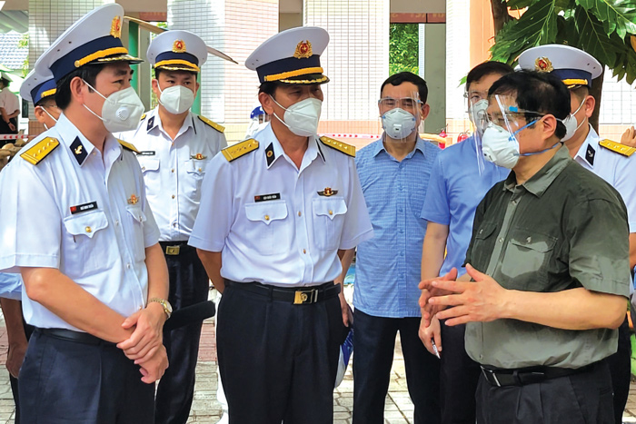 Thủ tướng nói chuyện với lực lượng quân y và chốt kiểm tra các cơ sở cách ly tuyến xã, phường