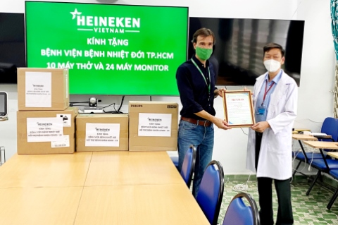 Heineken Việt Nam ủng hộ máy thở và máy theo dõi bệnh nhân