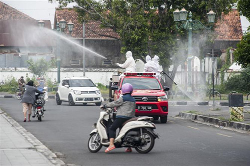 Phun thuốc khử trùng để ngăn chặn dịch COVID-19