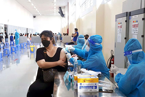 Tiêm mũi vaccine thứ 2 cho công nhân khu chế xuất Tân Thuận, quận 7, TP.HCM