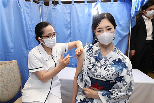 Nhân viên y tế tiêm vaccine ngừa COVID-19 cho người dân tại Kobe, Hyogo, Nhật Bản