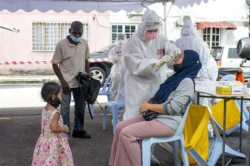 Nhân viên y tế lấy mẫu xét nghiệm COVID-19 cho người dân tại Selangor