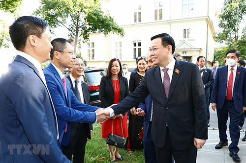 Chủ tịch Quốc hội Vương Đình Huệ với các đại biểu và nhân viên đại sứ quán Việt Nam tại Áo
