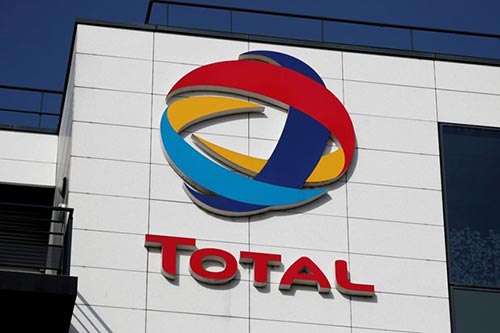 Logo của công ty dầu khí Total của Pháp ở Rueil-Malmaison, gần Paris (Pháp)