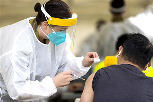Nhân viên y tế tiêm vaccine phòng COVID-19 cho người dân tại Dubbo, Australia