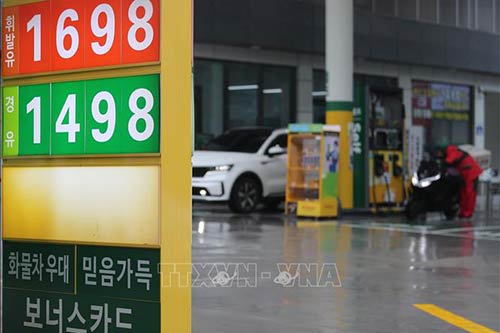 Giá xăng dầu được niêm yết tại một trạm xăng ở Seoul, Hàn Quốc, ngày 4/7/2021.