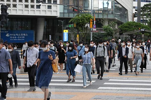 Người dân đeo khẩu trang phòng dịch COVID-19 tại Seoul, Hàn Quốc ngày 8/7/2021.