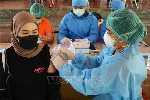 Nhân viên y tế tiêm chủng vaccine COVID-19 cho người dân tại Denpasar, trên đảo Bali