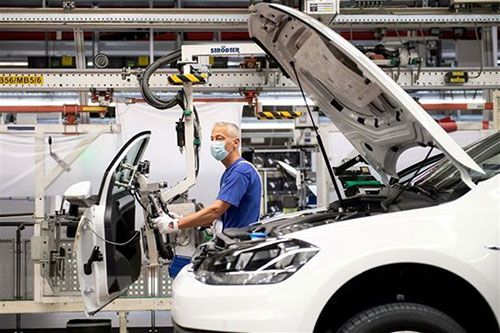 Công nhân làm việc trên dây chuyền lắp ráp xe ô tô của Hãng Volkswagen ở Wolfsburg (Đức).