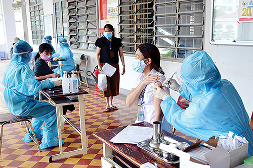 Nhân viên y tế TP.Hồ Chí Minh tiêm vắc-xin phòng Covid-19 cho người dân thành phố.