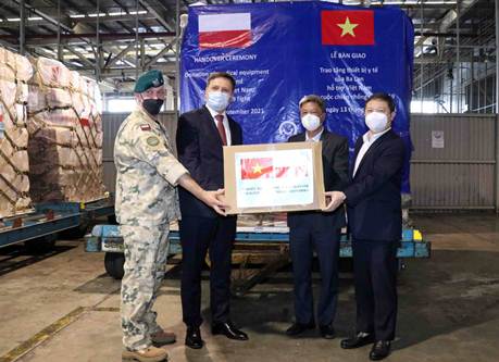 Tiếp nhận trang thiết bị và vật tư y tế do Chính phủ Ba Lan tặng Chính phủ Việt Nam