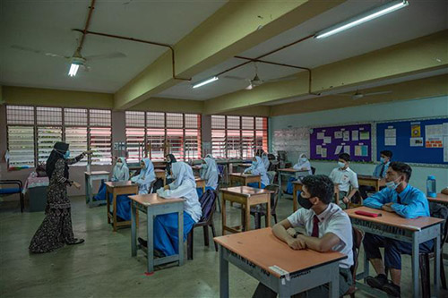 Học sinh đeo khẩu trang nhằm ngăn chặn sự lây lan của dịch COVID-19 tại một trường học