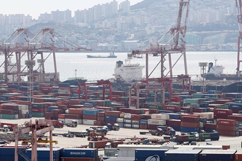 Các container xếp tại cảng Busan của Hàn Quốc.