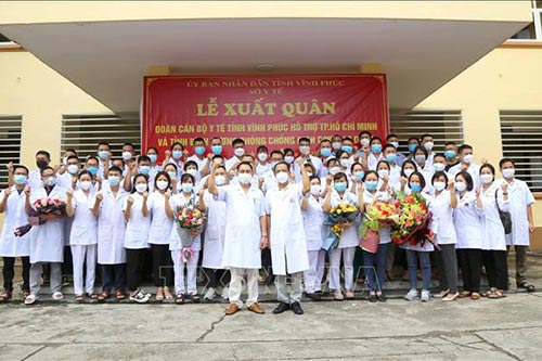 Đoàn công tác gồm 60 y bác sĩ cùng với lãnh đạo tỉnh Vĩnh Phúc tại lễ xuất quân.
