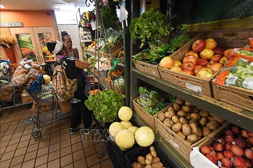 Người dân lựa chọn thực phẩm tại một cửa hàng ở Los Angeles, bang California (Mỹ).