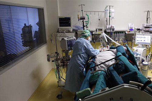 Nhân viên y tế điều trị cho bệnh nhân COVID-19 tại bệnh viện ở Magdeburg, Đức.