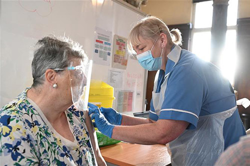 Nhân viên y tế tiêm vaccine phòng COVID-19 cho người dân tại Hull, đông bắc England ngày 7/5/2021.