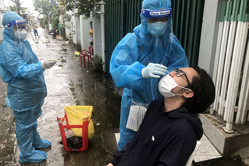 Lực lượng y tế đến từng hộ dân để thực hiện xét nghiệm sàng lọc SARS-CoV-2 tại phường Vĩnh Quang