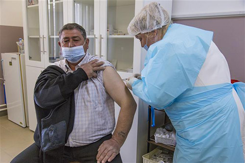 Nhân viên y tế tiêm vaccine ngừa COVID-19 cho người dân tại Majdanpek