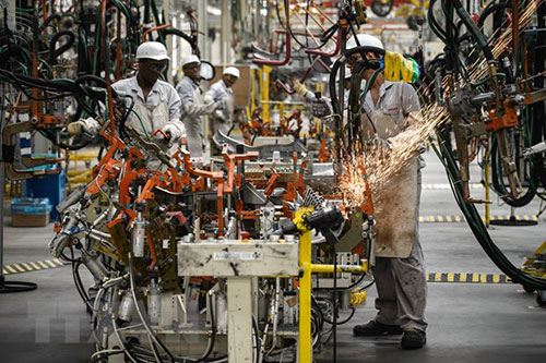 Công nhân làm việc tại một nhà máy ở Resende, Brazil.