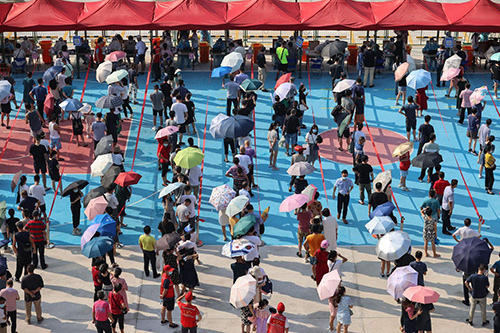 Người dân xếp hàng chờ được xét nghiệm tại thành phố Hạ Môn, tỉnh Phúc Kiến.