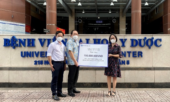 Shinhan Life Việt Nam trao tặng ủng hộ phòng chống dịch cho Bệnh viện Đại học Y dược TPHCM