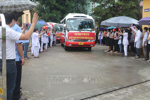 Tiễn đoàn cán bộ, nhân viên y tế Hà Nam lên đường hỗ trợ TP Hồ Chí Minh chống dịch.