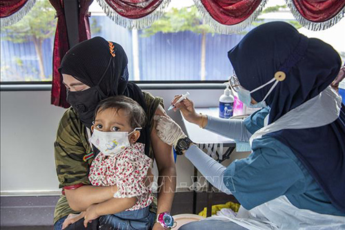 Nhân viên y tế tiêm vaccine ngừa COVID-19 cho người dân tại Selongor, Malaysia.