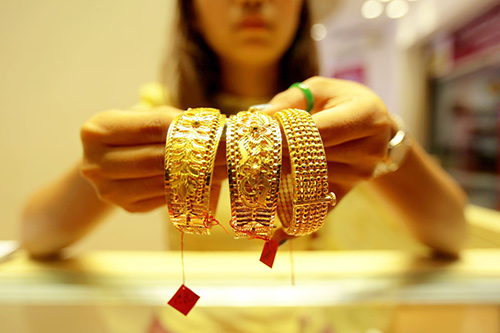 Trang sức vàng được bày bán tại tiệm kim hoàn ở Yangon, Myanmar.