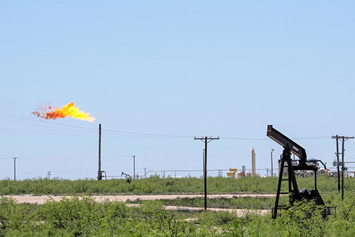 Một cơ sở khai thác dầu và khí đốt gần Odessa, Texas, Mỹ.