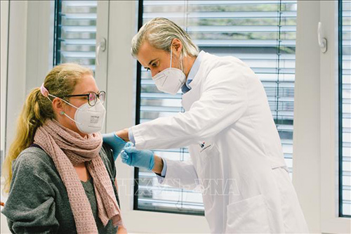 Nhân viên y tế tiêm vaccine ngừa COVID-19 cho người dân tại Essen, Đức