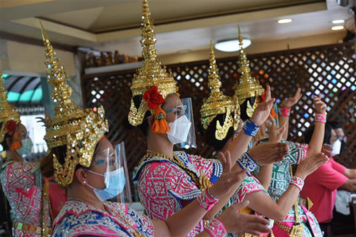 Vũ công đeo khẩu trang phòng dịch COVID-19 tại đền Erawan, Bangkok, Thái Lan, ngày 11/9/2021.