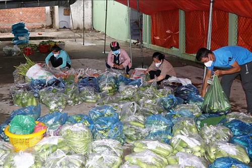 Các đoàn thể thị trấn Vàm Láng chuẩn bị rau củ quả hỗ trợ người dân trong khu vực phong tỏa.