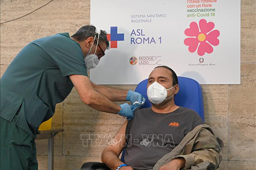 Nhân viên y tế tiêm vaccine ngừa COVID-19 cho người dân tại Rome, Italy, ngày 21/9/2021.