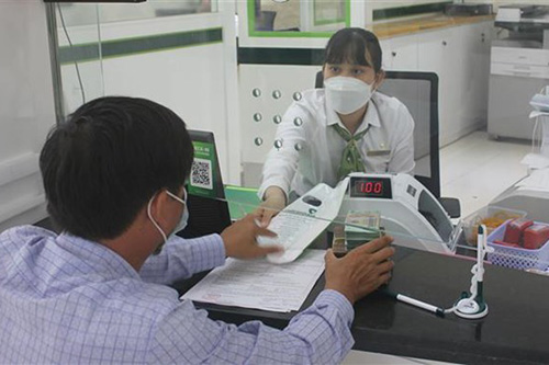 Khách hàng giao dịch tại Ngân hàng TMCP Ngoại thương Việt Nam chi nhánh tỉnh Kon Tum.