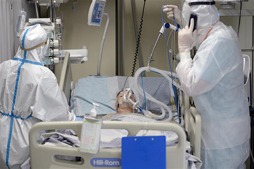 Nhân viên y tế điều trị cho bệnh nhân COVID-19 tại một bệnh viện ở Saint Petersburg