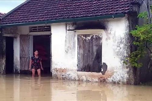 Mưa lớn gây ngập nhà dân tại huyện Quỳnh Lưu (Nghệ An).
