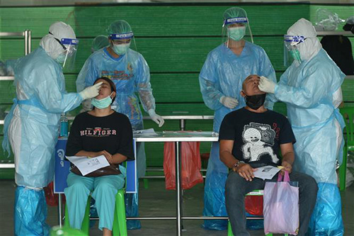 Nhân viên y tế lấy mẫu xét nghiệm COVID-19 cho người dân tại Bangkok, Thái Lan
