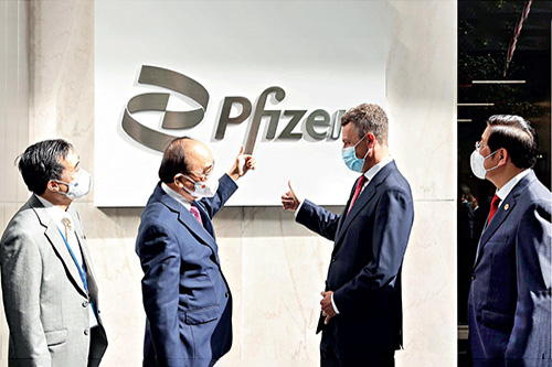 Chủ tịch nước Nguyễn Xuân Phúc thăm và vận động ngoại giao vắc-xin tại Tập đoàn Pfizer,
