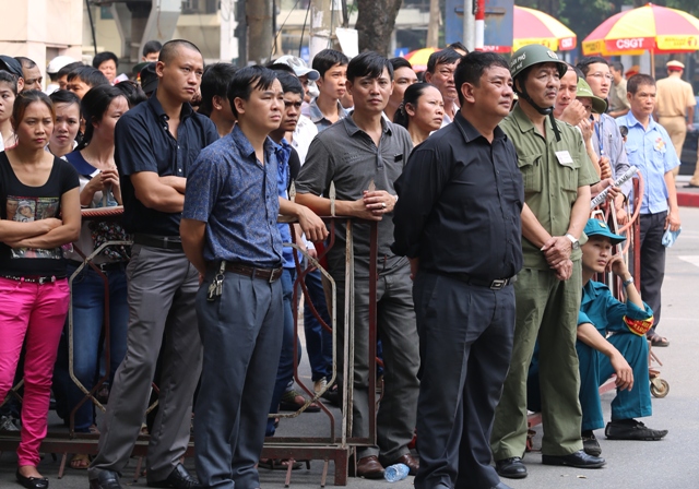 Hàng ngàn người dân xếp hàng thành kính chờ vào viếng Đại tướng Võ Nguyên Giáp